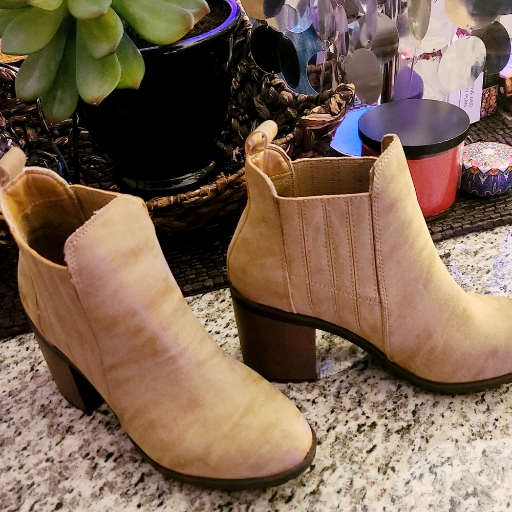 NWOT Super Cute Sz 8.5 Khaki Rocket Dog Chunky Boots